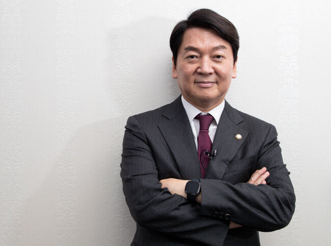 6월 27일 ‘신동아’와 인터뷰하기에 앞서 사진 촬영을 위해 포즈를 취한 안철수 국민의힘 의원. [조영철 기자]