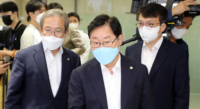 7월 13일 박범계 더불어민주당 ‘윤석열정권법치농단저지대책단’ 단장 및 소속 의원들이 서울 종로구 감사원을 항의 방문했다. 이들은 감사원의 전 정권 감사에 대해 ‘표적 감사’라는 입장을 밝혔다. [뉴스1]
