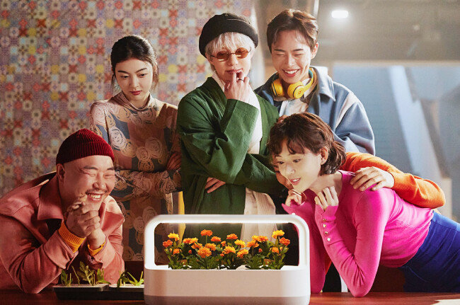 LG전자 가정용 식물재배기 ‘틔운’은 원래 식용 채소를 전문으로 키워내는 제품이었으나 고객 피드백을 반영해 허브나 꽃도 기를 수 있는 기능이 추가됐다. [LG전자]