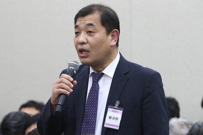 서울시와 TBS의 갈등이 이어지는 가운데 이강택 TBS 대표에 대한 좌편향 논란이 인다. 이 대표는 “정치적 이념을 갖고 경영한 바 없다”며 “언론 탄압”이라고 맞서고 있다. 사진은 2019년 10월 21일 이 대표가 서울 여의도 국회에서 열린 과학기술정보방송통신위원회 종합감사에 참고인으로 출석해 질의에 답하고 있는 모습. [뉴스1]