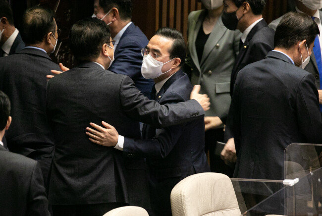 5월 3일 박홍근 더불어민주당 원내대표(가운데)가 서울 여의도 국회 본회의에서 검수완박(검찰 수사권 완전 박탈) 두 번째 법안인 형사소송법 개정안과 ‘중대범죄수사청’ 설치를 다루는 국회 사법개혁특별위원회 구성안이 통과 된 후 의원들과 웃으며 인사를 나누고 있다. [사진공동취재단]