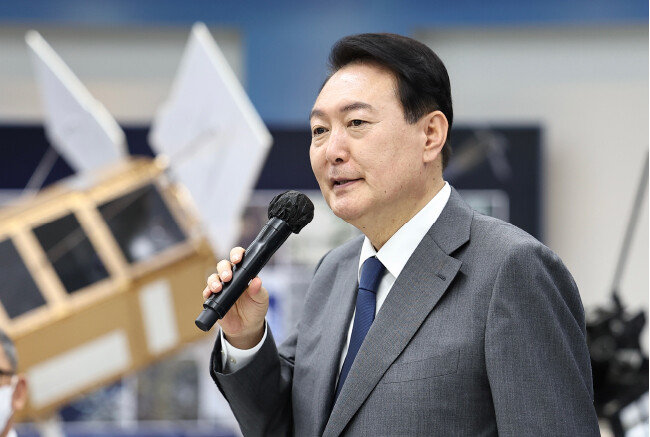 윤석열 대통령이 7월 6일 대전 유성구 한국항공우주연구원에서 열린 우주경제 비전 선포식에서 누리호 연구진·산업체 관계자들과 간담회를 하고 있다. [동아DB]