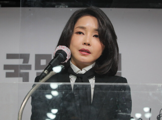 지난해 12월 26일 당시 윤석열 국민의힘 대선후보의 아내 김건희 여사가 서울 여의도에서 자신의 허위 이력 의혹과 관련해 대국민 사과하고 있다. [뉴스1]