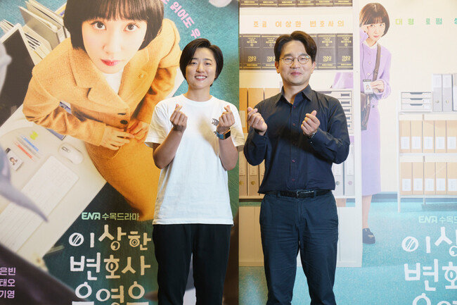 유인식 감독(오른쪽)과 문지원 작가. [ENA]