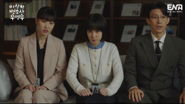 극중 우영우(가운데)는 많은 사람의 도움을 받는다. 같은 로펌의 비장애인 변호사들은 우영우와 함께 사건을 조사하거나 변론을 담당한다. [ENA]