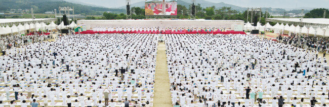  6월 12일 충남 논산 상월면 석종리의 증산도 ‘상생월드센터’ 건립 부지에서 도생 1만여 명이 참여한 가운데 거행된 ‘착공 대천제 및 축하공연’.