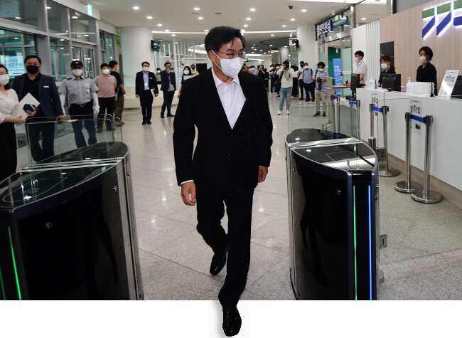 김동연 경기도지사가 임기 첫날인 7월 1일 오전 경기 수원시 영통구 경기도청으로 출근하고 있다. [뉴스1]