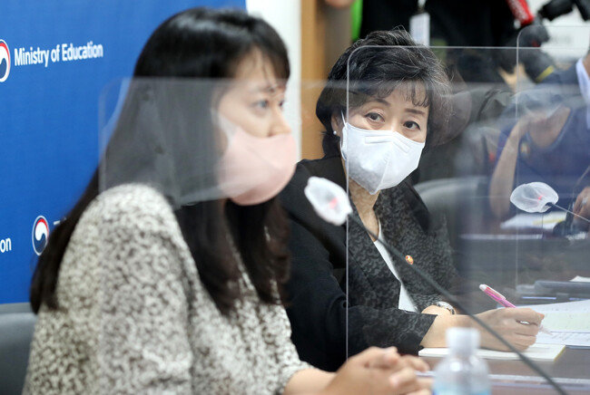 박순애 사회부총리 겸 교육부 장관이 8월 2일 서울 종로구 정부서울청사에서 열린 학부모 단체 간담회에서 정지현 사교육걱정없는세상 공동대표의 발언을 듣고 있다. [뉴스1]