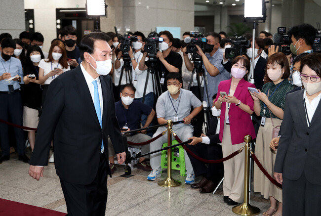 취임 후 첫 여름휴가를 마치고 업무에 복귀한 윤석열 대통령이 8일 오전 서울 용산 대통령실 청사에서 열린 출근길 문답(도어스테핑)을 마친 후 집무실로 향하고 있다. [대통령실사진기자단]
