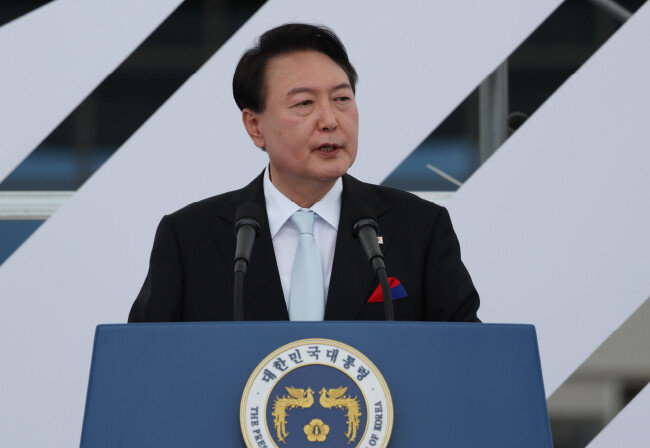 윤석열 대통령이 8월 15일 서울 용산 대통령실 잔디마당에서 열린 제 77주년 광복절 경축식에서 경축사를 하고 있다. [대통령실]