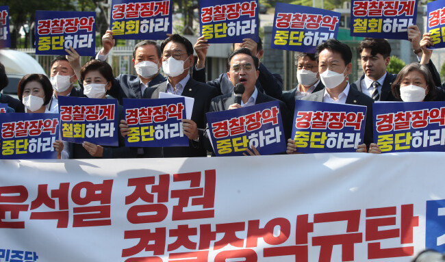 박홍근 더불어민주당 원내대표(오른쪽 세 번째)와 원내지도부 등이 7월 26일 서울 용산 대통령실 청사 인근에서 윤석열 정권 경찰장악 규탄 기자회견을 하고 있다. [동아DB]
