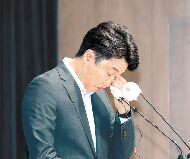 8월 13일 이준석 전 국민의힘 대표가 국회에서 회견 도중 대선 당시 호남 지역 유세 등을 언급하다 눈물을 닦고 있다. [김동주 동아일보 기자]
