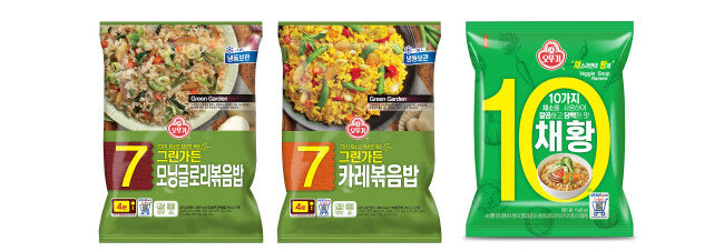 오뚜기의 기존 채식 제품. 비건 냉동 볶음밥 ‘그린가든’(왼쪽 두 개)과 비건 라면 ‘채황’(오른쪽). [오뚜기]