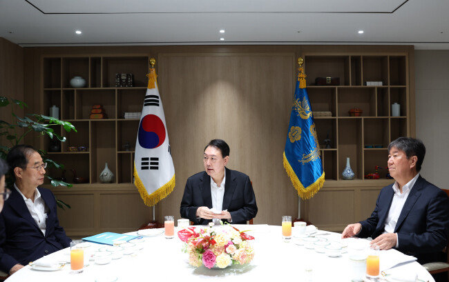 윤석열 대통령이 8월 8일 서울 용산 대통령실에서 한덕수 국무총리와 오찬을 겸한 주례 회동을 하고 있다. 왼쪽부터 한 총리, 윤 대통령, 김대기 비서실장. [대통령실]
