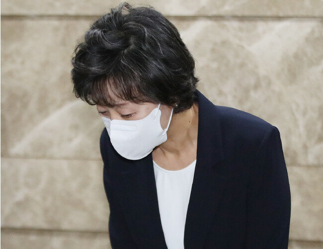 8월 8일 박순애 당시 사회부총리 겸 교육부장관이 서울 여의도 한국교육시설안전원에서 사퇴 기자회견을 하며 고개 숙여 인사하고 있다. 이날 박 전 부총리는 ‘만5세 초등학교 입학’ 정책과 ‘외국어고 폐지’ 정책 논란으로 사퇴의사를 표명했다. 취임 34일 만이다. 박 전 부총리는 인사 청문회 과정에서부터 과거 음주운전 이력, 갑질 의혹 등 구설수에 오르며 ‘인사 실패’ 논란을 빚었다. [뉴스1]