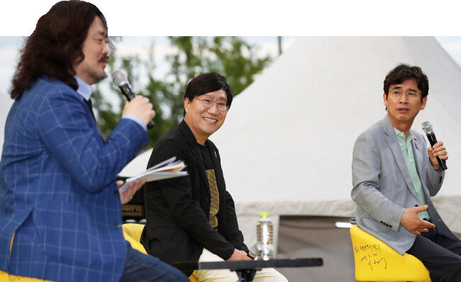 2019년 5월 18일 서울 광화문광장에서 열린 고 노무현 대통령 서거 10주기 시민문화제에서 유시민(오른쪽) 노무현재단 이사장과 양정철(가운데) 민주연구원장이 방송인 김어준 씨의 사회로 토크 콘서트를 하고 있다. [뉴스1]