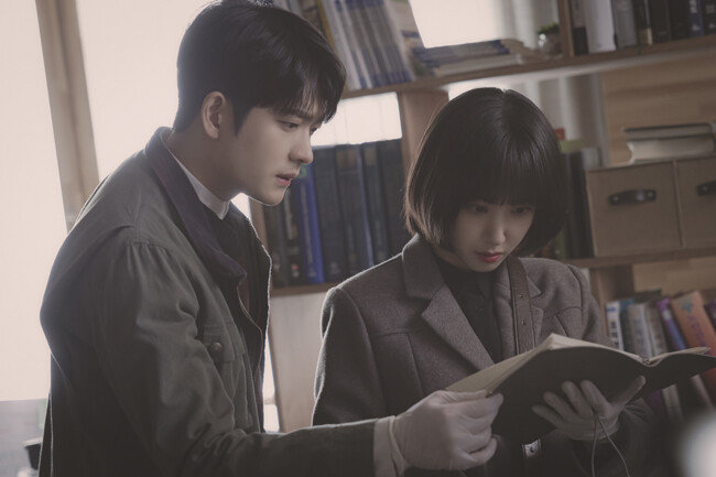 드라마 ‘이상한 변호사 우영우’는 자폐 스펙트럼 장애를 가진 신입 변호사 우영우(박은빈 분)가 어려운 사건들을 맡아 척척 해결하면서, 동시에 사회적으로 주목받지 못하던 여러 사안을 되짚어본다는 설정을 갖고 있다. [ENA]