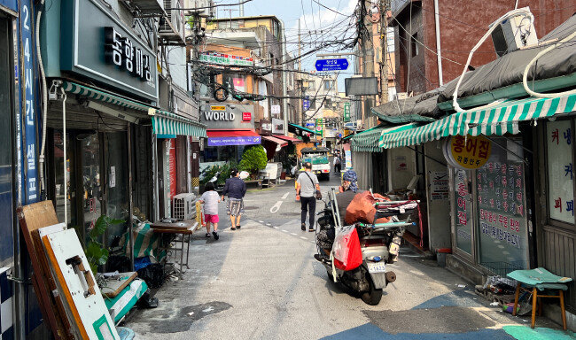 봉제골목에서는 옷감과 완성된 옷을 실어 나르는 배달용 오토바이를 자주 볼 수 있다. [이슬아 기자]