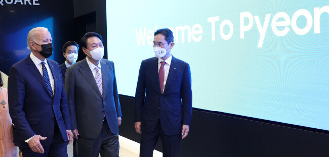  5월 20일 방한한 조 바이든 미국 대통령이 윤석열 대통령과 함께 경기 평택시 삼성전자 반도체 공장을 방문했다. 맨 오른쪽은 이재용 삼성전자 부회장. [뉴스1]