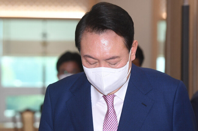 7월 29일 윤석열 대통령이 서울 용산 대통령실에서 열린 주한대사 신임장 제정식에 참석하고 있다. 이날 윤 대통령은 20%대로 추락한 지지율에 대해 “묵묵히 하면 (국민이) 진정성을 다시 생각해 줄 것”이라고 말했다. [뉴스1]