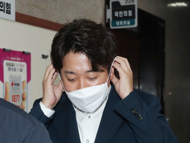 7월 8일 이준석 당시 국민의힘 대표가 윤리위원회에서 소명을 마친 후 회의실을 나서고 있다. [뉴스1]