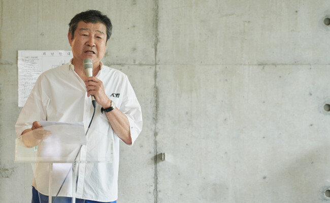 오황택 두양문화재단 이사장이 7월 19일 경기 양평군 강하면에 문을 연 이함캠퍼스 개관식에서 인사말을 하고 있다. [두양문화재단]