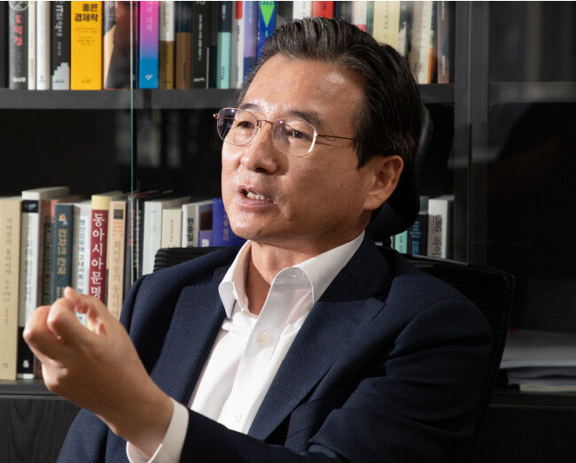 김용범 전 차관은 “금리는 한참 오를 것이고, 인플레이션도 쉽게 가라앉지 않을 것”이라고 했다. [조영철 기자]