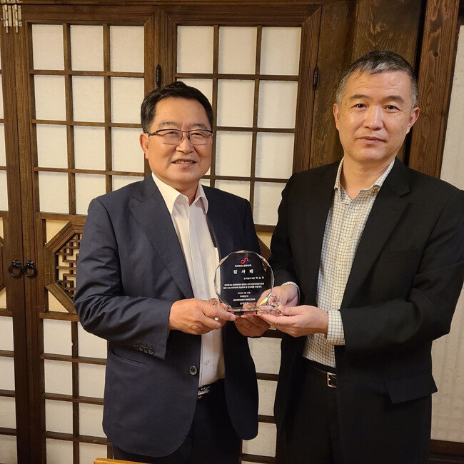 백승주 한중안보평화포럼 회장(왼쪽)이 8월 30일 주한 중국대사관 관계자로부터 감사패를 받고 있다. [동아DB] 