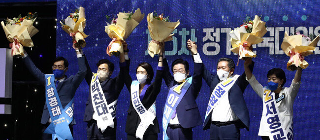 8월 28일 서울 송파구 올림픽공원 체조경기장에서 열린 더불어민주당 전당대회가 끝난 뒤 당선자들이 손을 들며 인사하고 있다. 왼쪽부터 장경태 박찬대 고민정 의원, 이재명 대표, 정청래 서영교 의원. [사진공동취재단]
