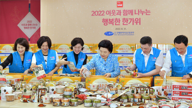 경기 성남시 위러브유운동본부에서 장길자 회장(가운데)과 회원들이 취약계층을 돕기 위한 가정간편식과 식재료를 상자에 담고 있다. [국제위러브유운동본부]