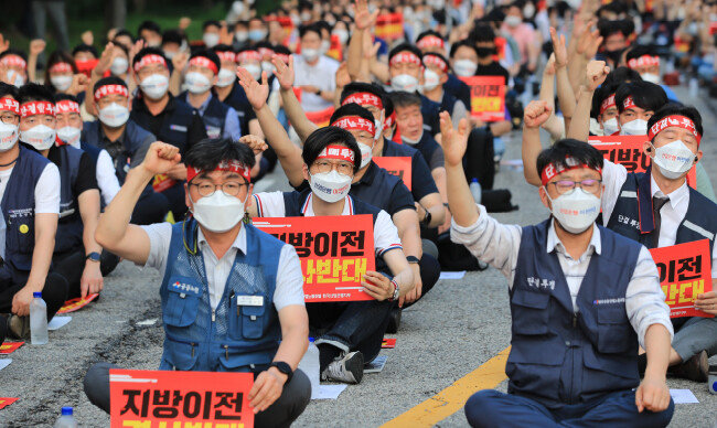 7월 22일 서울 영등포구 여의도 KDB산업은행 본점 앞에서 산업은행 노조 조합원들이 윤석열 대통령의 산업은행 부산 이전 공약 폐기를 촉구하고 있다. [뉴스1]