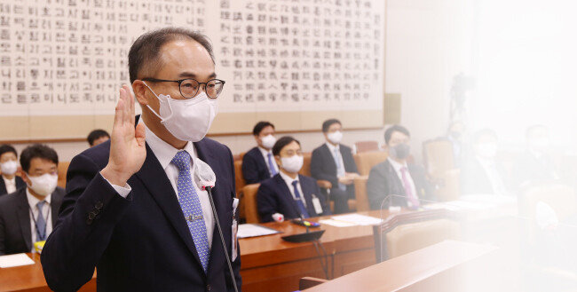 이원석 당시 검찰총장 후보자가 9월 5일 서울 여의도 국회 법제사법위원회에서 열린 인사청문회에서 선서하고 있다. [뉴스1]