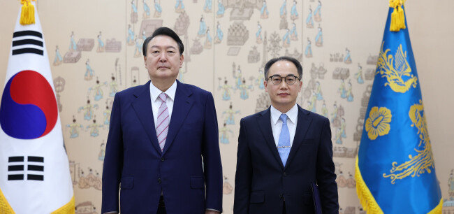윤석열 대통령과 이원석 검찰총장이 9월 16일 서울 용산 대통령실에서 임명장 수여식을 마친 뒤 기념촬영을 하고 있다. [뉴시스]