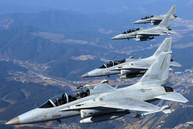 T-50에 무장을 탑재한 경공격기 FA-50. [국방부]