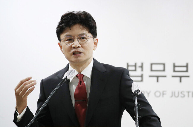 한동훈 법무부 장관이 8월 11일 경기 과천시 법무부 청사에서 ‘검사의 수사개시 범죄 범위에 관한 규정’ 개정안 관련 브리핑을 하고 있다. [뉴시스]
