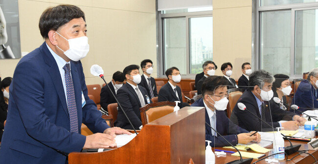 2021년 10월 5일 서울 여의도 국회에서 열린 과학기술정보방송통신위원회 2021년도 국정감사에서 이강택 TBS 사장이 증인으로 출석해 답변하고 있다. [뉴스1]