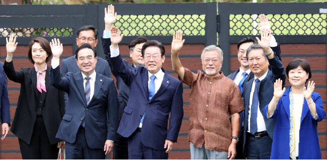 8월 29일 이재명 더불어민주당 대표가 당 지도부와 경남 양산시 평산마을 문재인 전 대통령 사저를 방문해 마중 나온 문 전 대통령과 함께 지지자들을 향해 인사하고 있다. [뉴스1]
