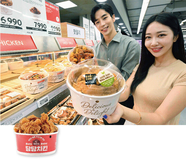 홈플러스는 7월 28일부터 8월 3일까지 일주일간 홈플러스 온라인 ‘치킨’ 키워드 검색량이 전월 동기 대비 1036% 증가했다고 밝혔다. 사진은 8월 11일 서울 성산동 홈플러스 월드컵점에서 선보인 ‘홈플5일장’ 행사 상품 가운데 하나인 ‘당당치킨’. [홈플러스]