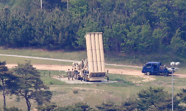 경북 성주군 사드(THAAD) 기지에서 주한미군 관계자들이 사드 발사대를 점검하고 있다. [동아DB]