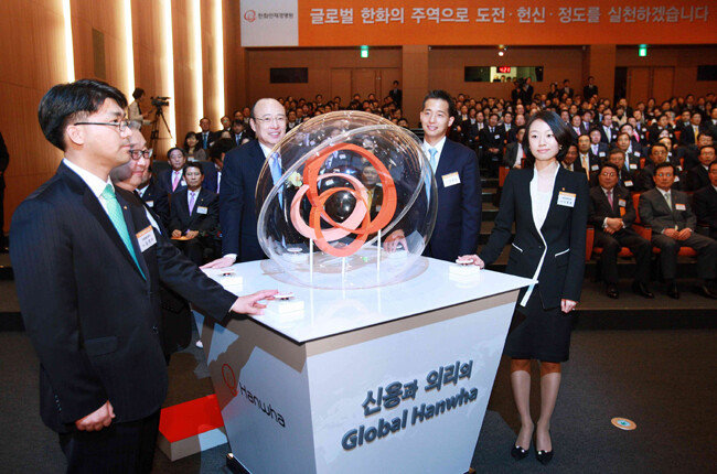 2011년 5월 2일 경기 가평군 한화 인재경영원에서 열린 한화그룹 핵심가치 선포식에서 김승연 회장(오른쪽에서 세 번째)과 김동관 당시 ㈜한화 차장(오른쪽에서 두 번째) 등 그룹 임직원들이 대형 현수막을 내리는 버튼을 누르고 있다. [한화그룹]