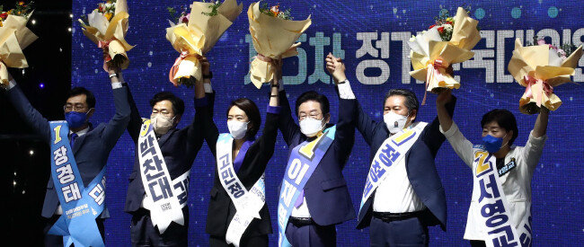 8월 28일 서울 송파구 올림픽공원 체조경기장에서 열린 전당대회가 끝난 뒤 더불어민주당 이재명 신임 당대표가 최고위원 당선자들과 함께 손을 들며 인사하고 있다. 왼쪽부터 장경태·박찬대·고민정 의원, 이 대표, 정청래·서영교 의원. [사진공동취재단]