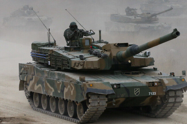 K-1에 이어 한국이 두 번째로 자체 개발한 전차 K-2 흑표. [동아DB]