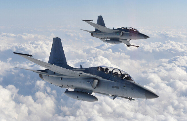 FA-50은 국내 최초 자체 개발에 성공한 초음속기 T-50에 무장을 달아 경공격기로 개조한 무기다. [KAI]