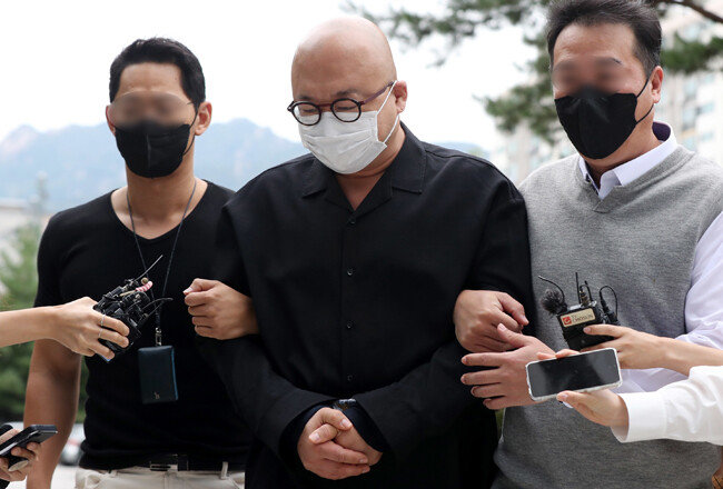 마약 투약 혐의로 체포된 작곡가 겸 프로듀서 돈 스파이크가 9월 28일 서울 도봉구 서울북부지방법원에서 구속 전 피의자 심문(영장실질심사)를 받기 위해 법정으로 향하고 있다. [뉴시스]