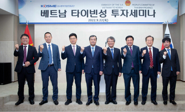 타이빈성 투자 세미나에 참석한 주요 인사들이 기념 촬영을 하고 있다. [박해윤 기자]