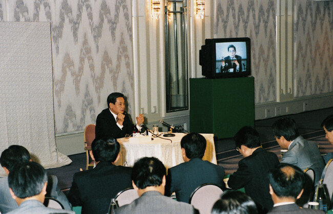 1993년 이건희 당시 삼성전자 회장이 임원진에게 ‘신경영’ 구상을 설명하고 있다. [삼성전자]