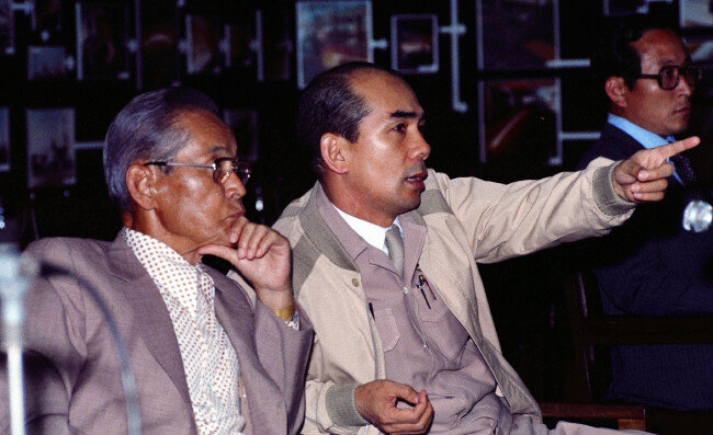 1976년 호암 이병철 삼성그룹 창업주(왼쪽)가 포항제철을 찾았을 때 박태준 포스코 명예회장이 경영 상황을 설명하고 있다. [포스코]