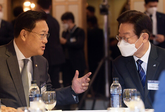 10월 12일 정진석 국민의힘 비상대책위원장(왼쪽)과 이재명 더불어민주당 대표(오른쪽)가 서울 여의도 국민일보 빌딩 컨벤션홀에서 열린 ‘2022 국민미래포럼’에 참석해 대화를 나누고 있다. [사진공동취재단]