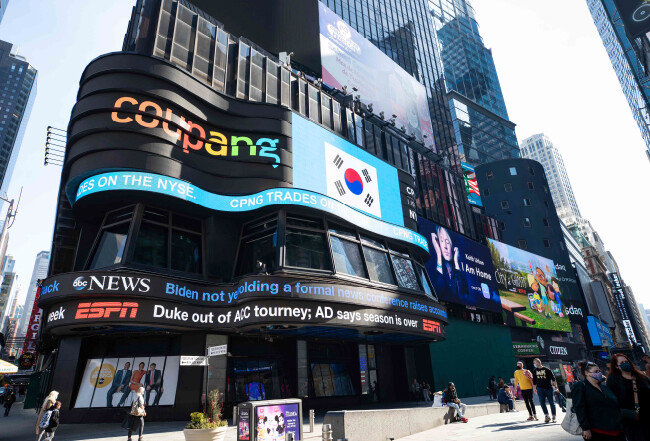 쿠팡은 지난해 3월 11일 미국 뉴욕증권거래소에 상장한 첫날 공모가보다 81.43% 급등한 63.5달러에 거래를 개시했다. 사진은 쿠팡 상장 첫날 미국 뉴욕 맨해튼 타임스퀘어 전광판 광고. [쿠팡]