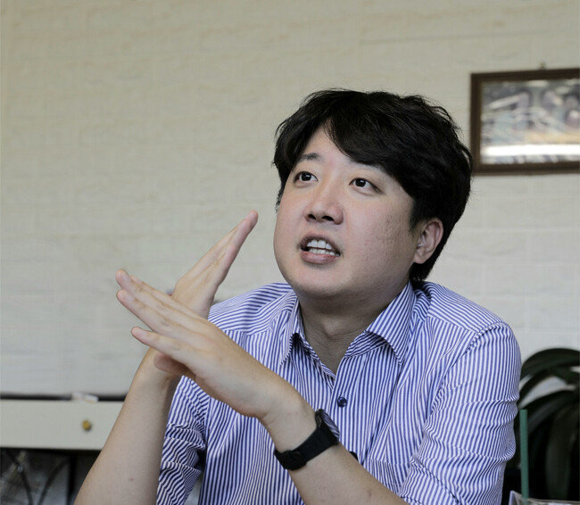 9월 7일 경북 칠곡군에서 ‘신동아’와 단독 인터뷰를 하고 있는 이준석 전 국민의힘 대표. [박해윤 기자]